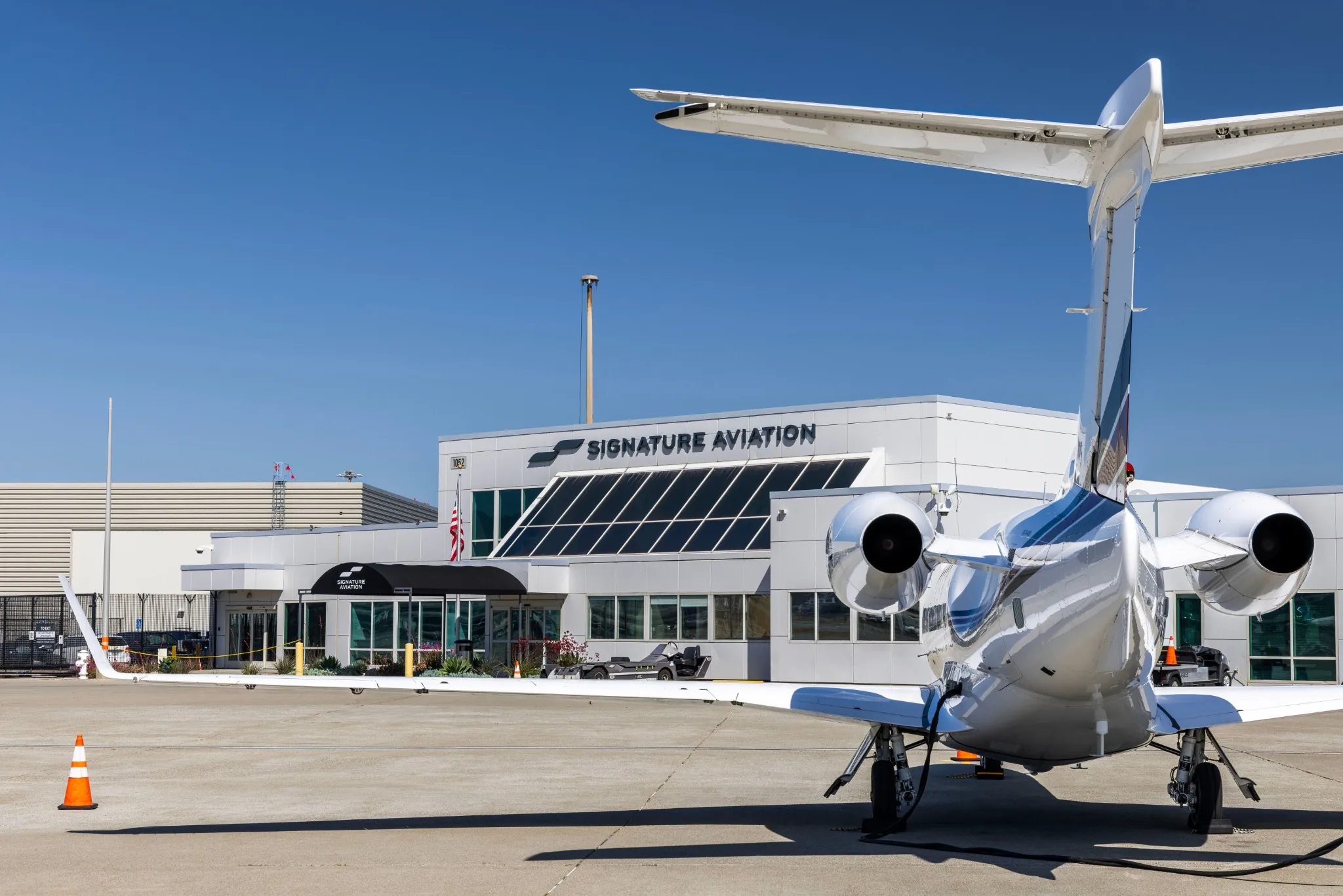 Oakland limo and black car service at a private aviation terminal near Oakland International Airport